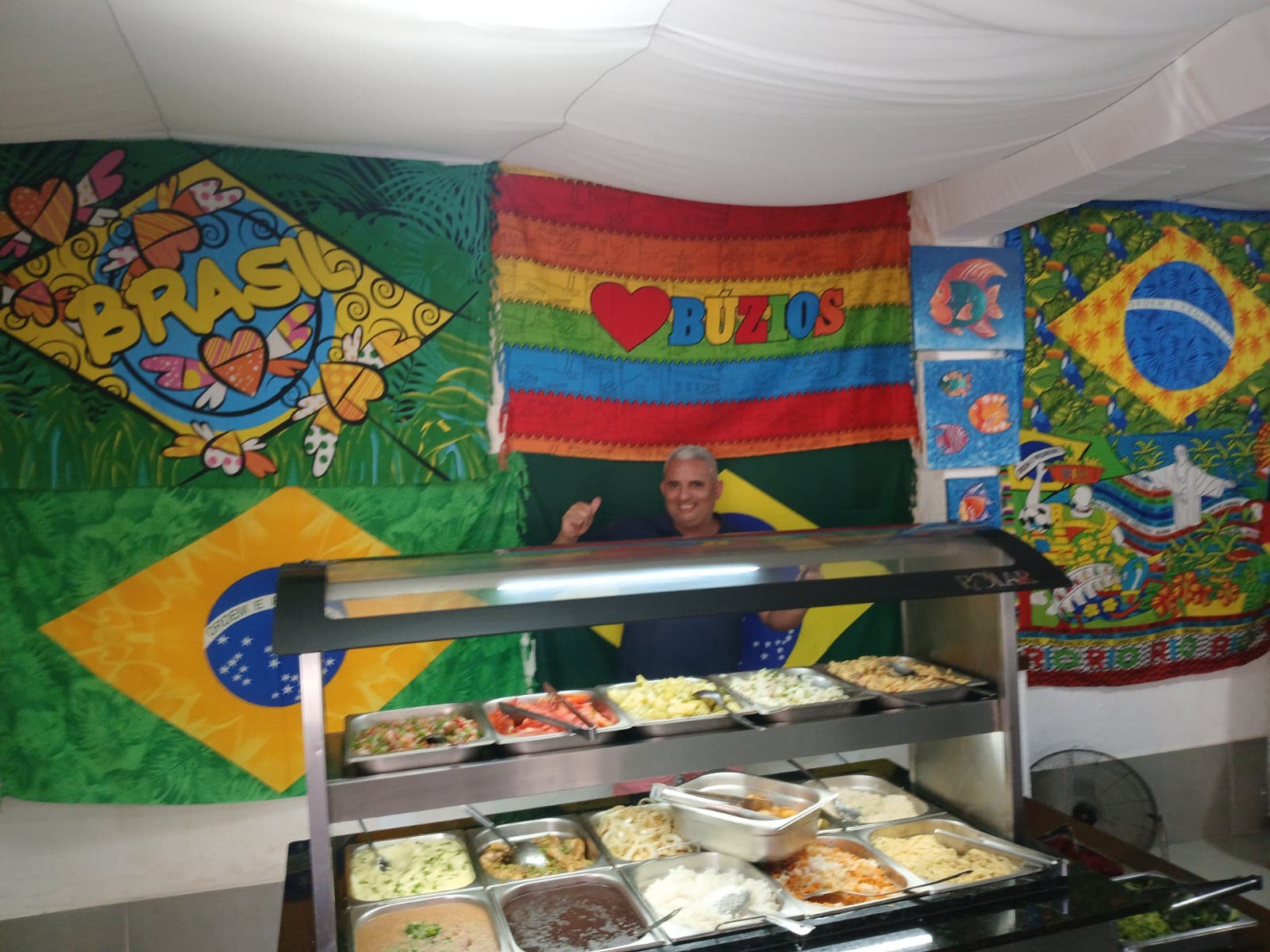Salão interno com o buffet montado