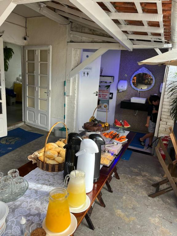Mesa do café da manhã com frutas e suco de laranja