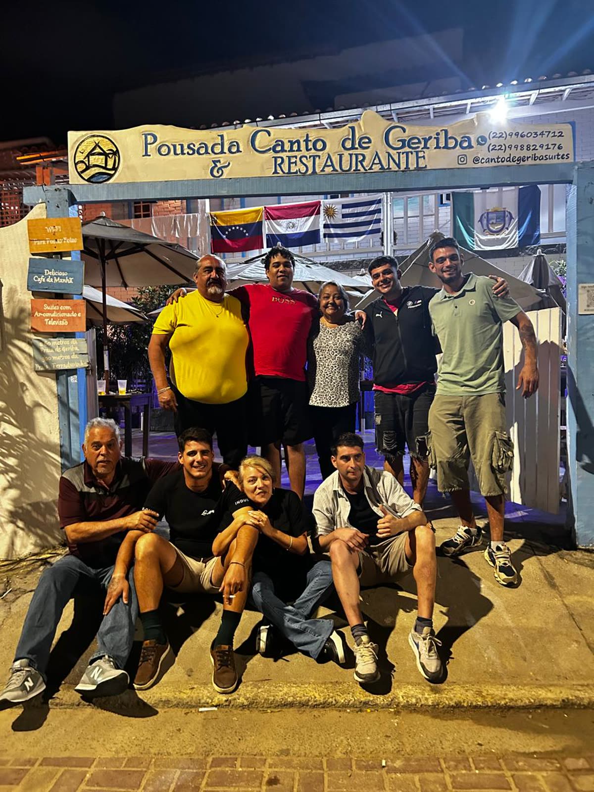 Equipe da Pousada Canto de Geribá na entrada